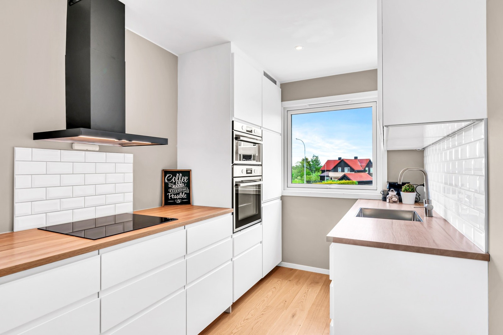 Her har man godt med skap- og benkeplass, samt integrerte hvitevarer. Galleribilde