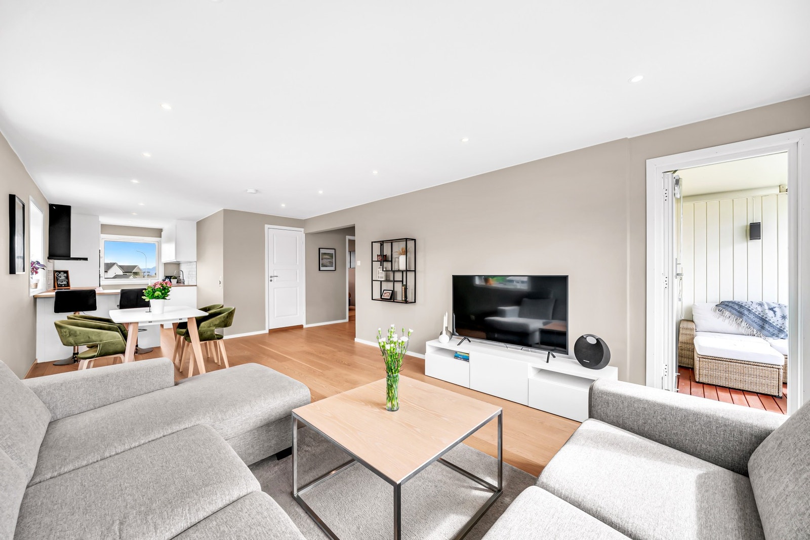 EiendomsMegler1 v/Frank Robert Bae har gleden av å presentere en særdeles flott 3-roms endeleilighet beliggende på populære Charlottenlund. Galleribilde