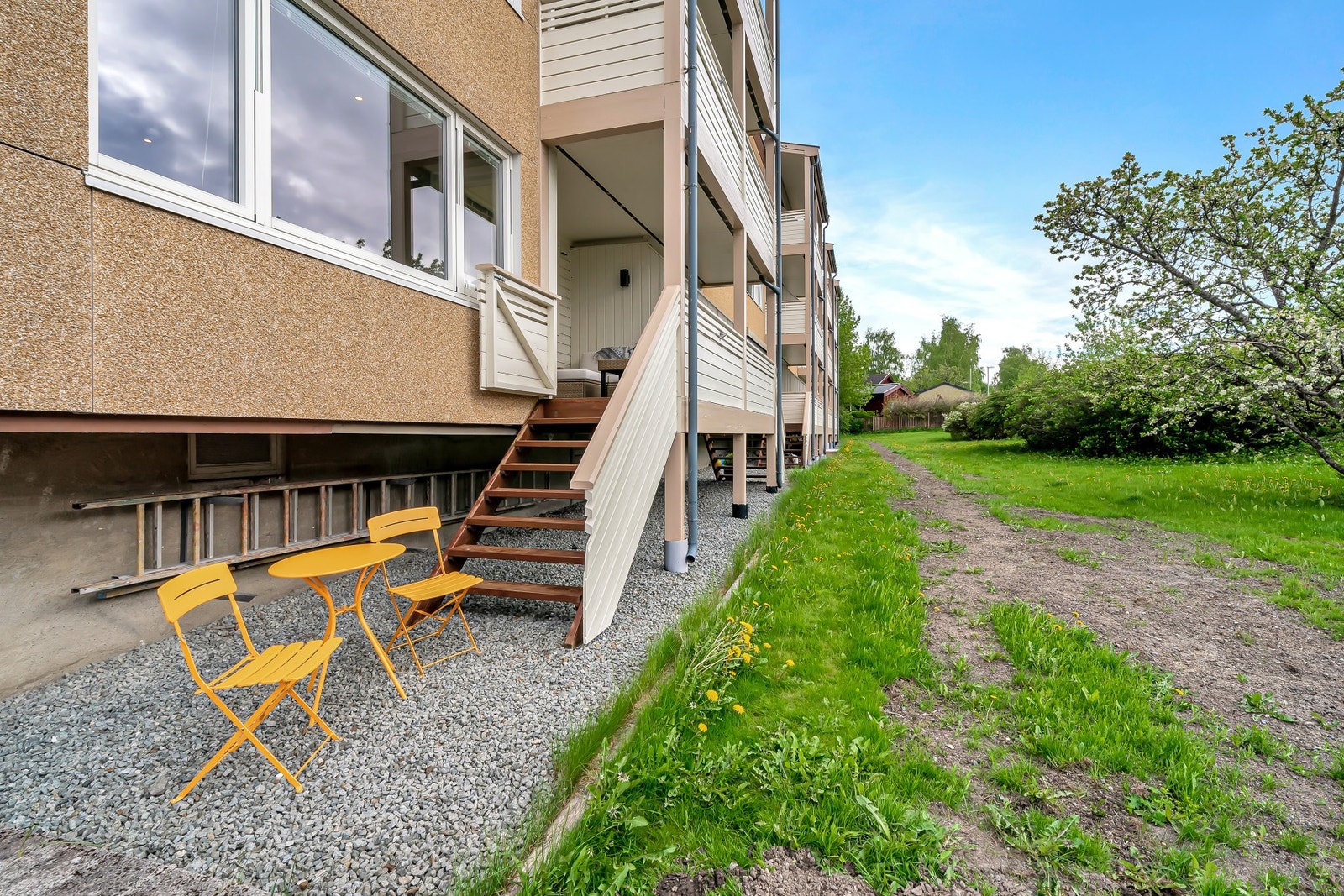 Nedgang til plen fra balkong - perfekt for deg som har barn eller dyr. Det er nylig gravd ned fiberkabel til bygget, men om litt vil plenen være grønn og fin igjen. Galleribilde