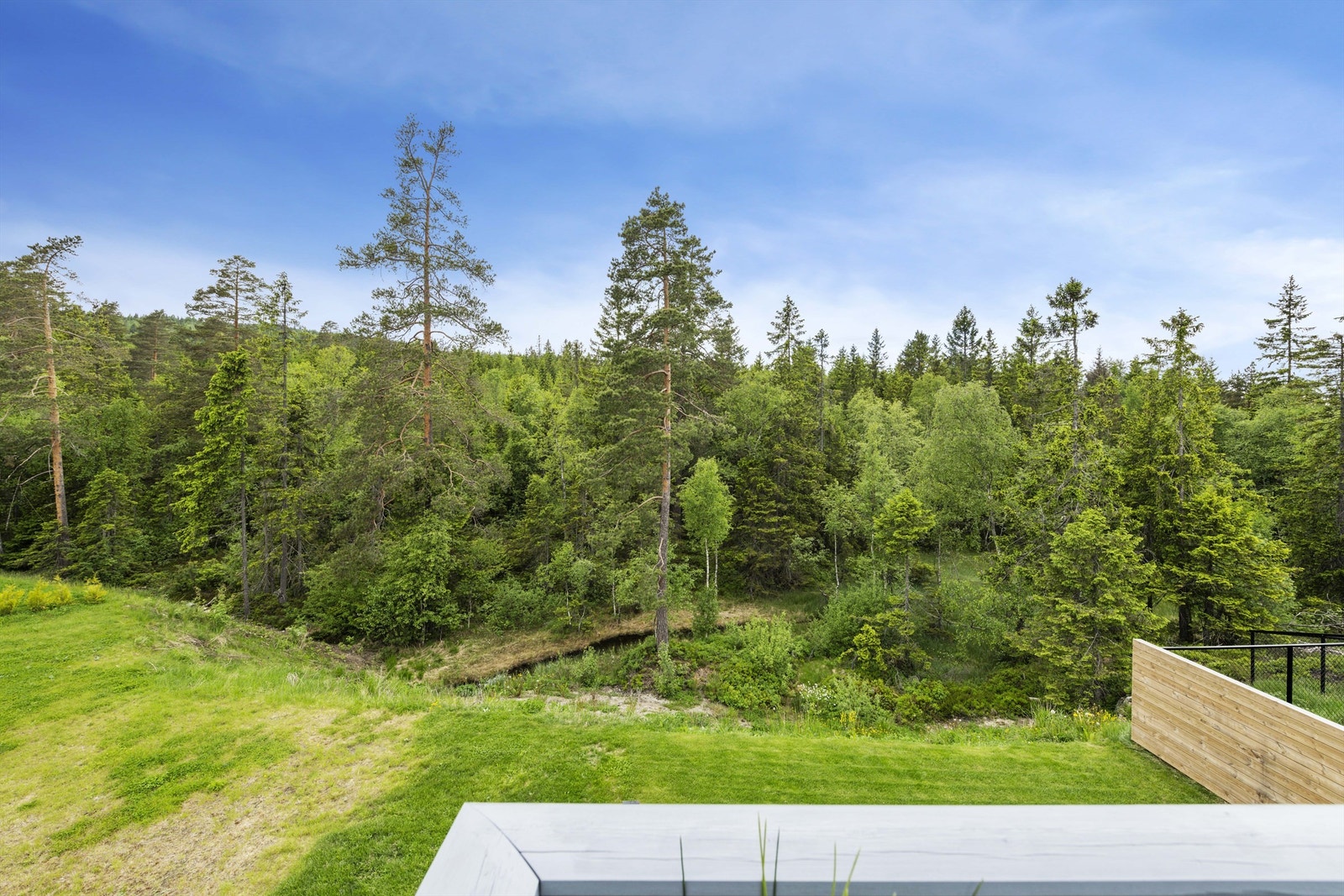 Eiendommen grenser mot skogen med gode turløyper, badevann, fiskevann m.m. Galleribilde