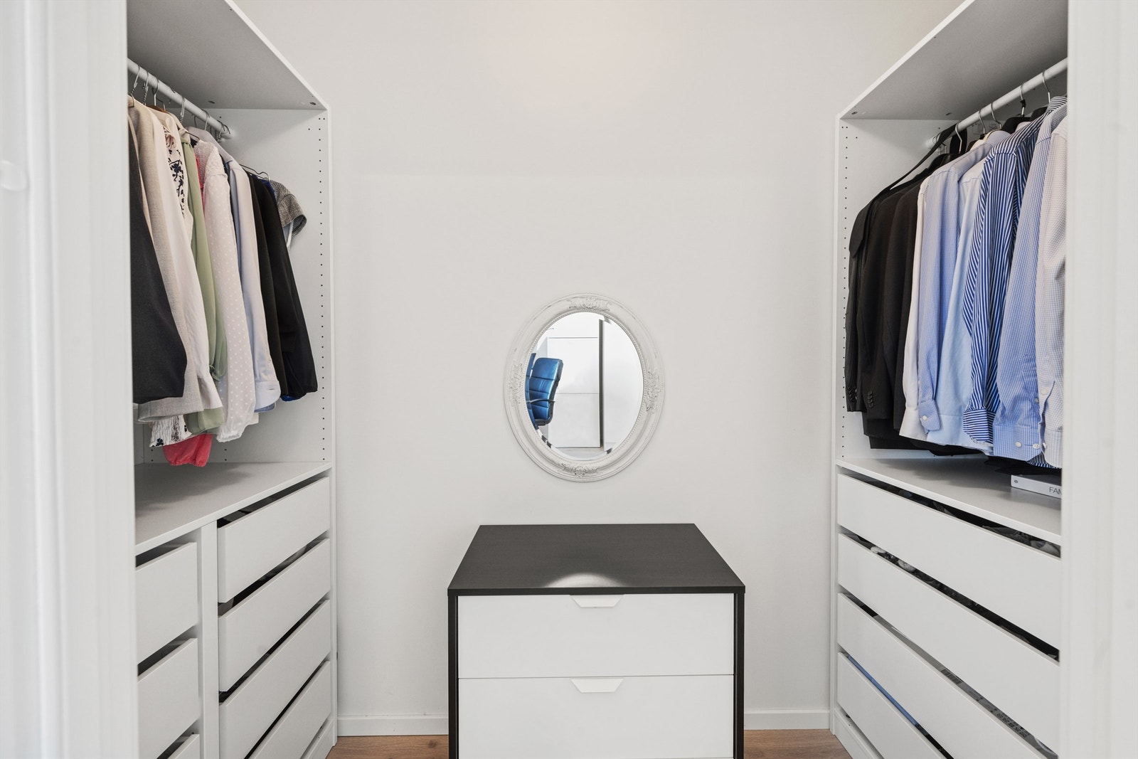 Fra soverom 3 er det tilgang til bod, i dag innredet som garderobe Galleribilde