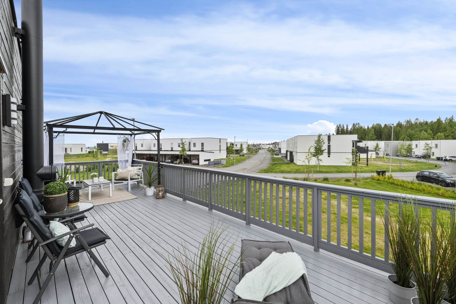 Boligen ligger på enden mot fellesarealer og marka, som gir en åpen og romslig følelse Galleribilde