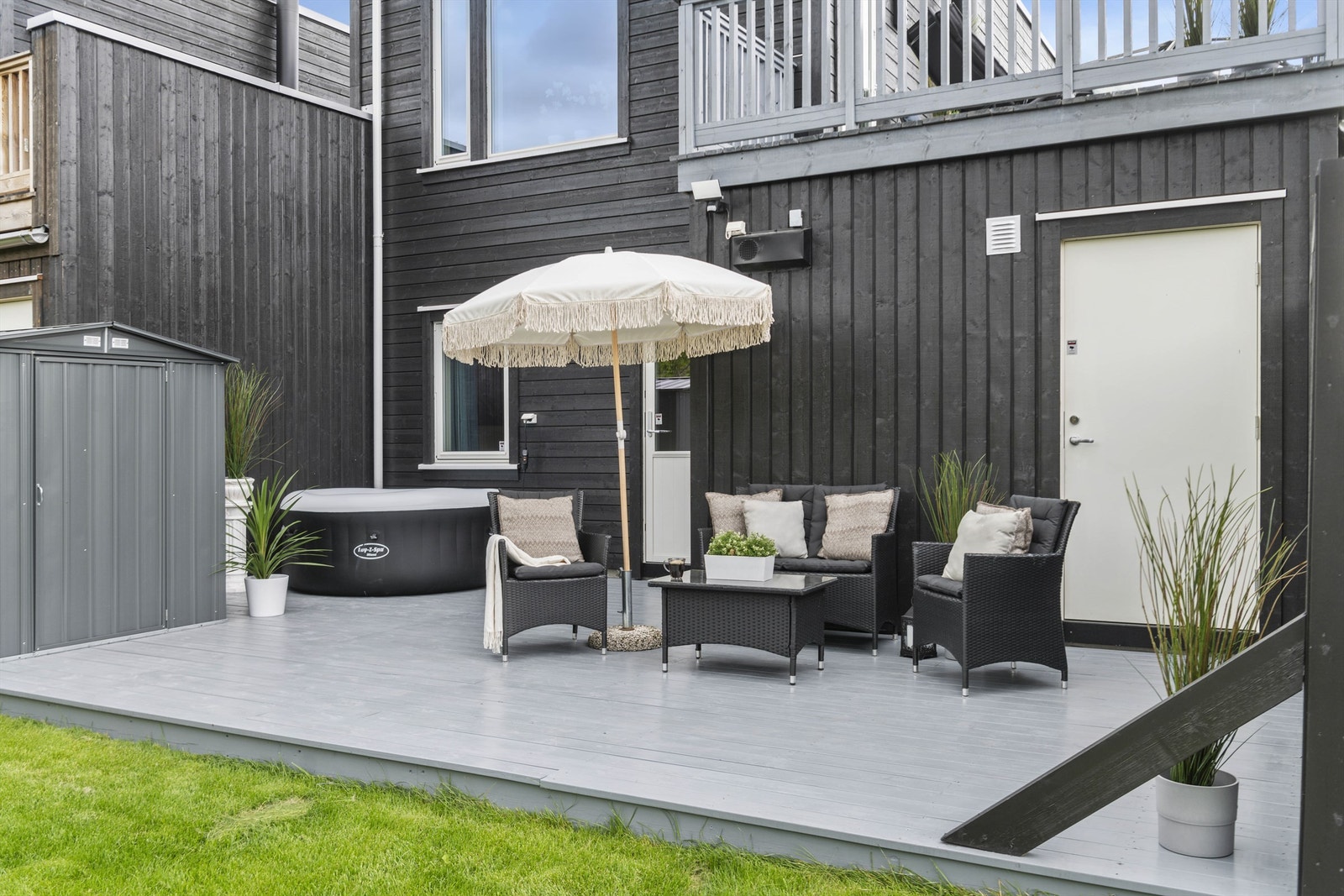 Terrasse med utgang fra soverom 2. Tilgang til sportsbod i bakkant av garasje Galleribilde