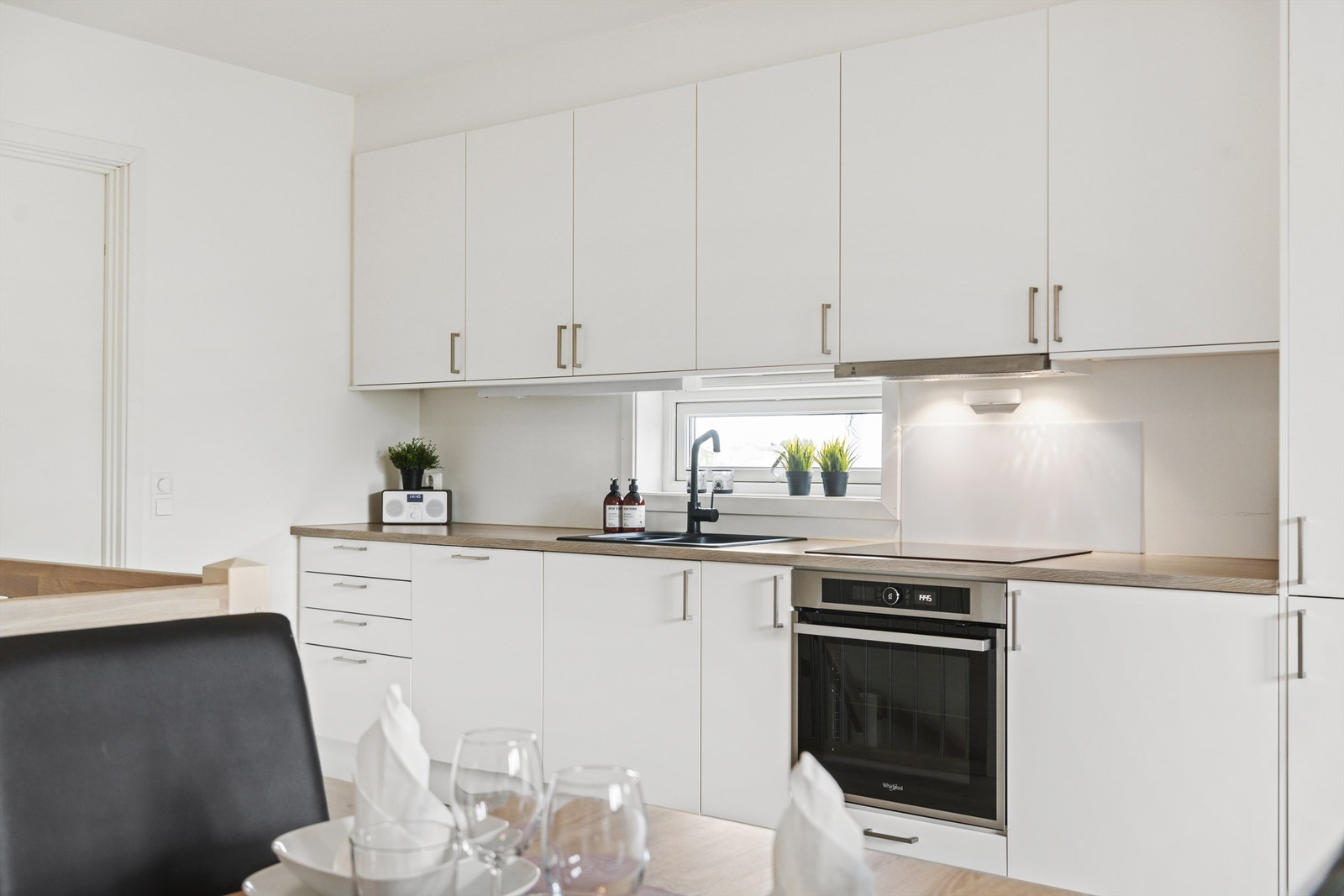 Flott sigdalkjøkken med integrerte hvitevarer Galleribilde