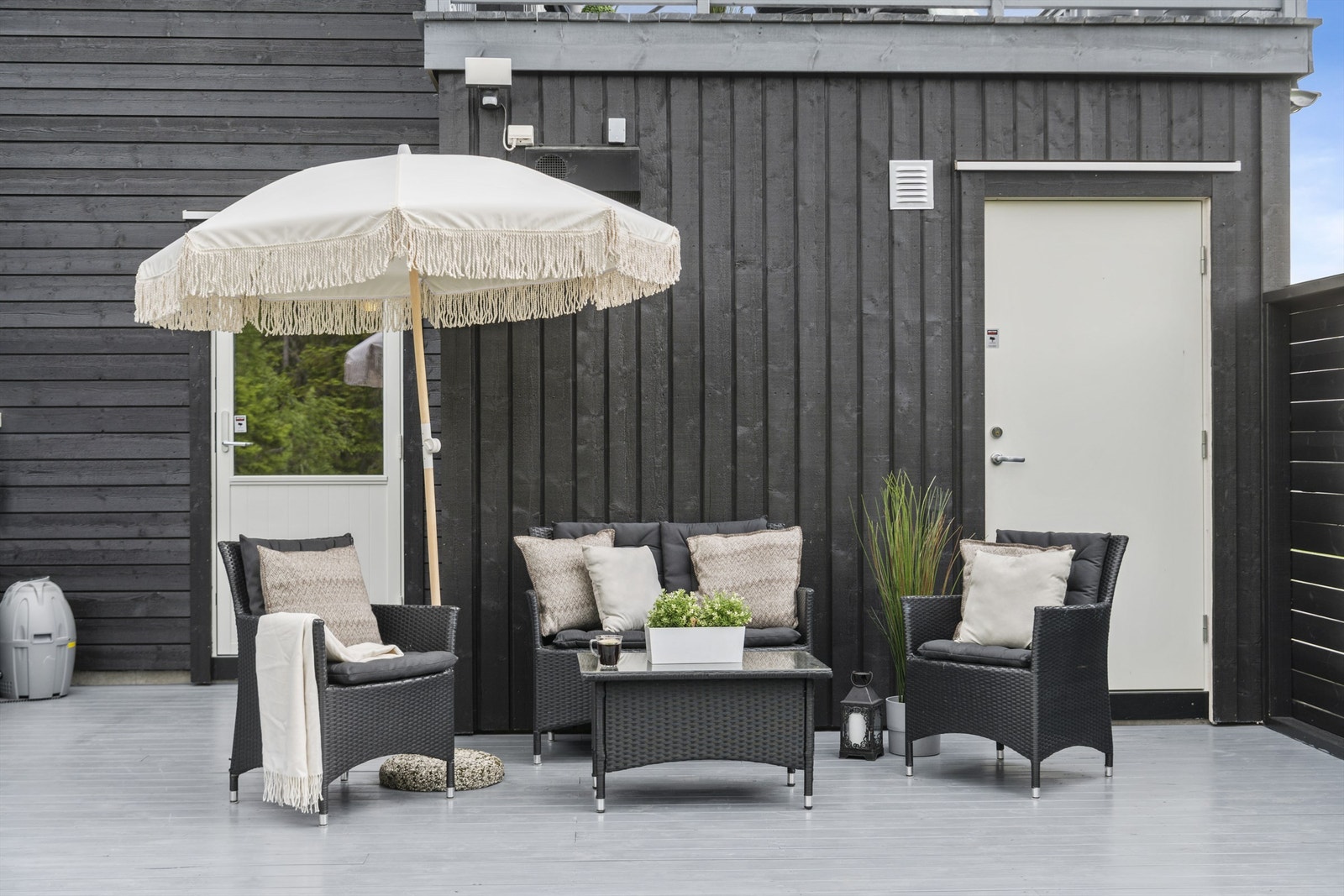 Lun uteplass med levegger mot sørvest og nordøst Galleribilde