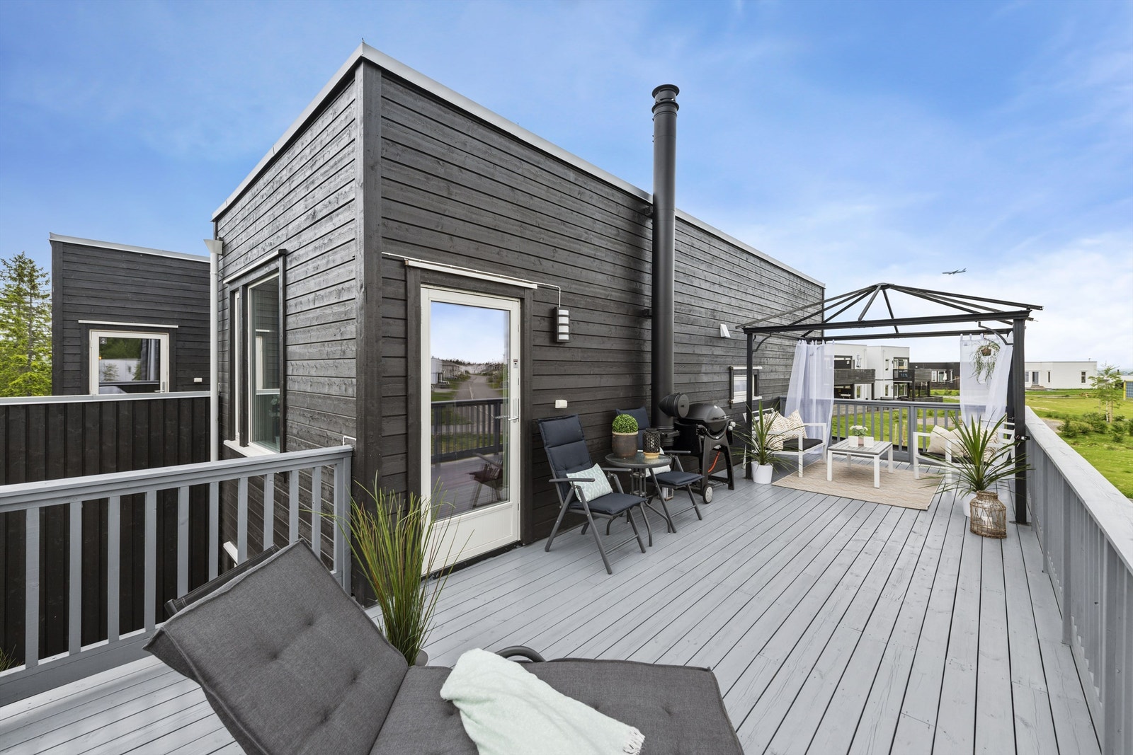 Boligen har to terrasser på 30 og 32 kvm med luftig utsyn Galleribilde