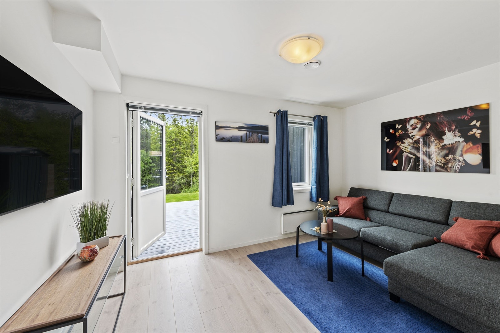 Soverom 2 - brukes i dag som ekstra stue/gjesterom. Utgang til terrasse og hage. Galleribilde