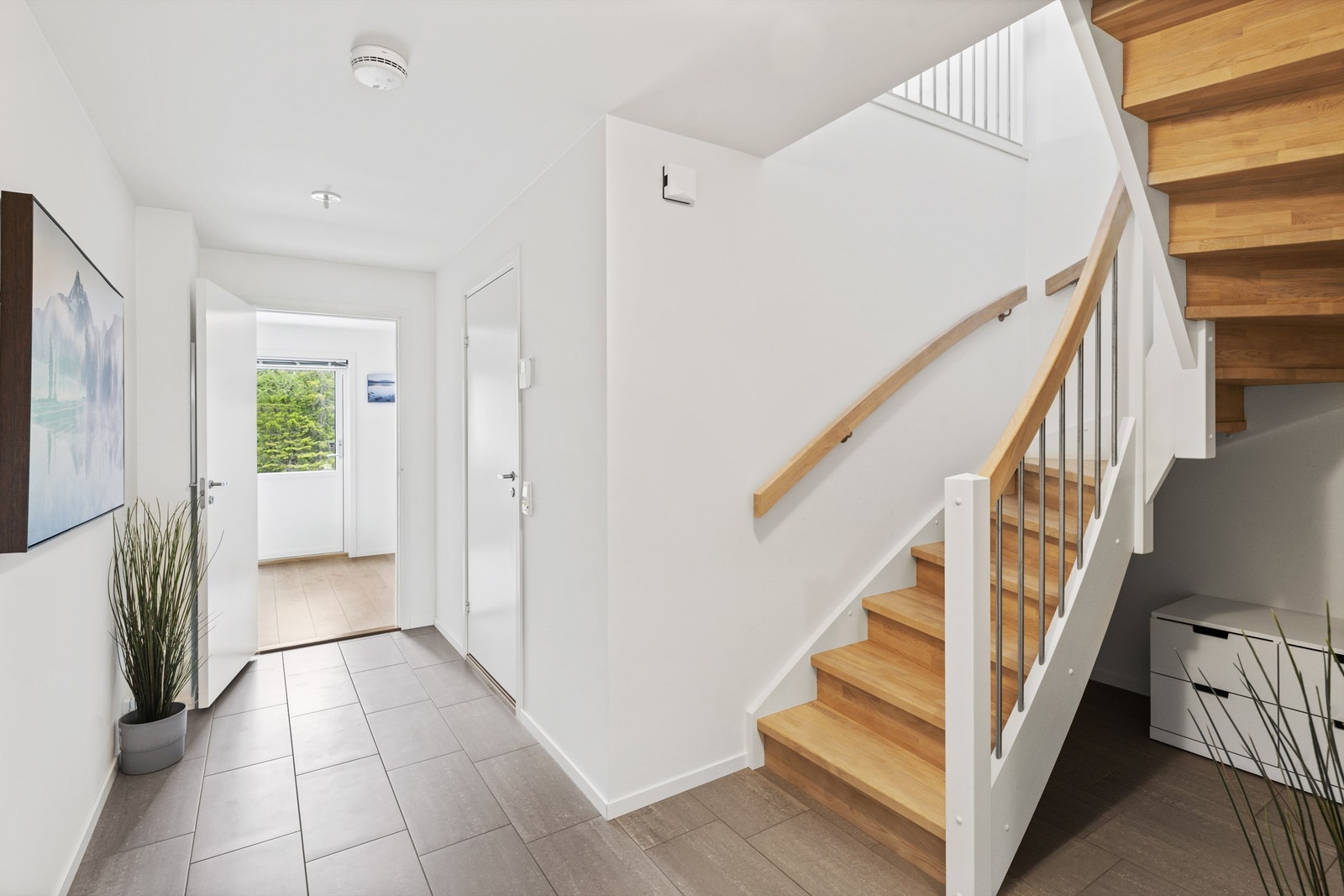 Velkommen inn! Lys og romslig entré med varmekabler i gulv Galleribilde