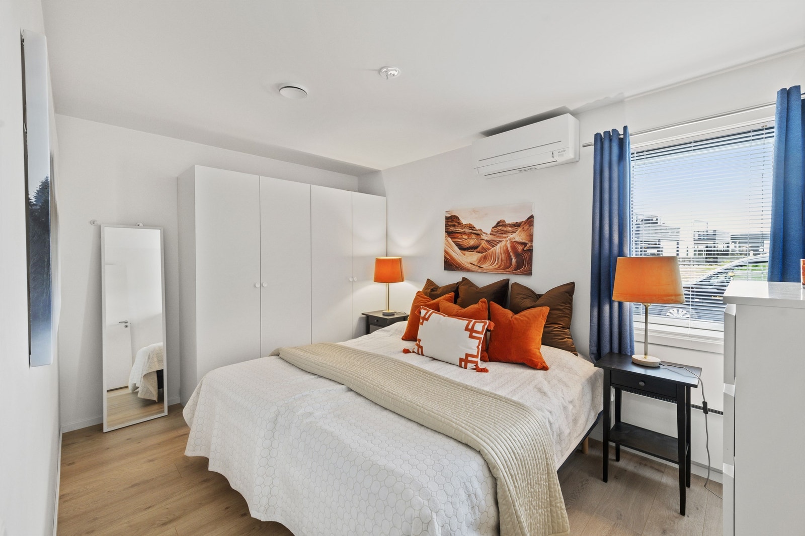 Boligen har 3 romslige soverom. Det er montert varmepumpe på hovedsoverommet. Galleribilde