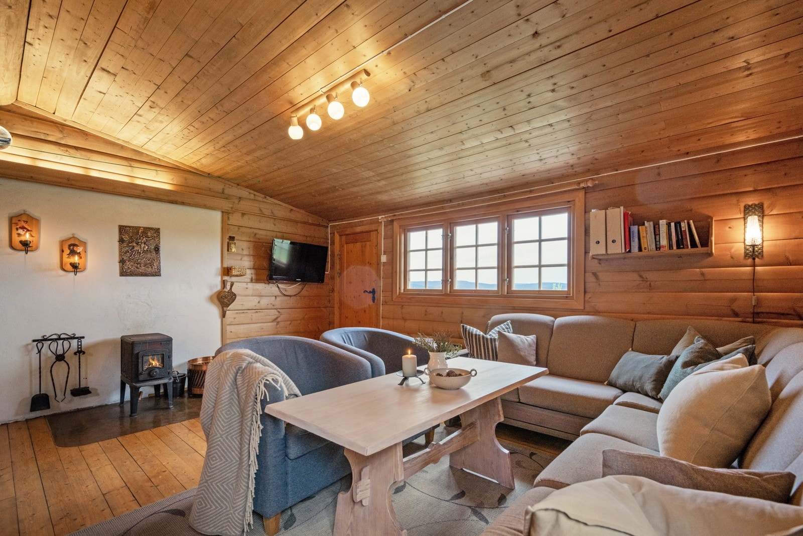 Stue/spisestue er et romslig og trivelig oppholdsted for hele familien Galleribilde