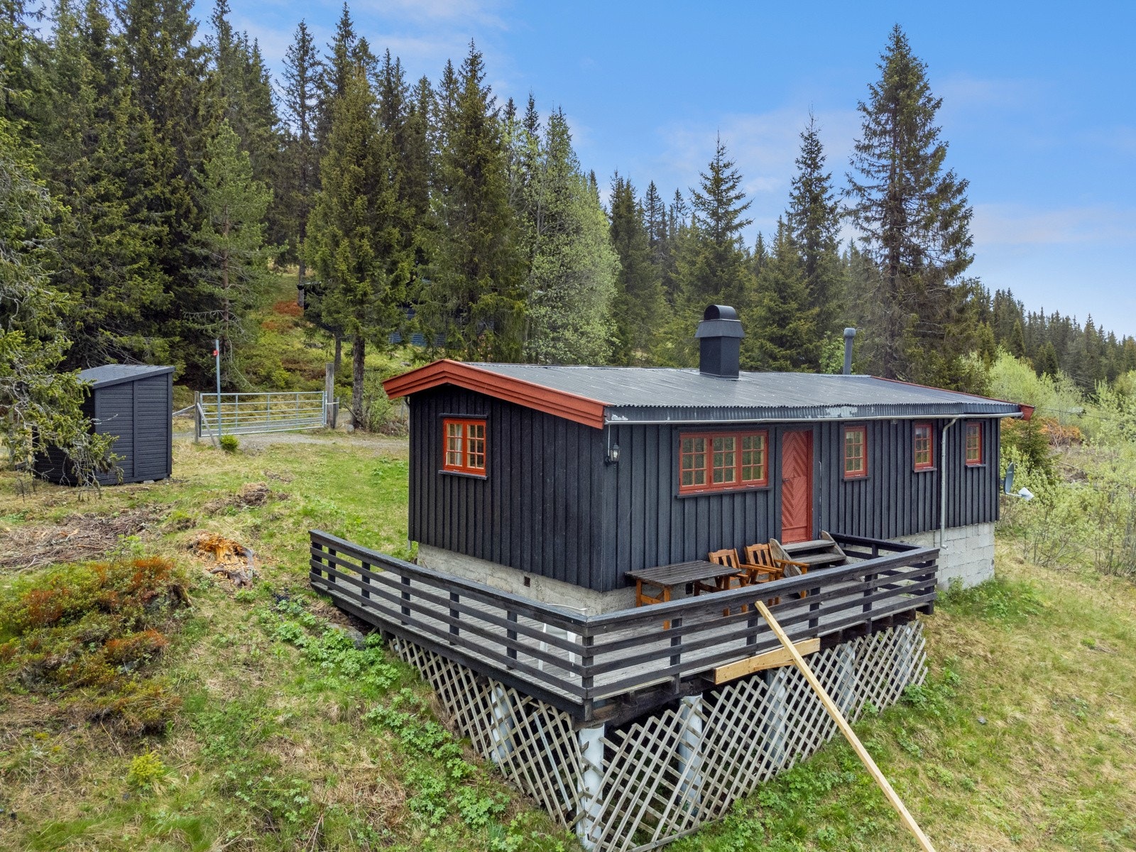 Skiløyper ligger like i nærheten så her kan man gå fra hytta og inn på løypenettet. Her kan man blant annet gå opp til Spåtindtoppen som ligger 1414 moh. Galleribilde
