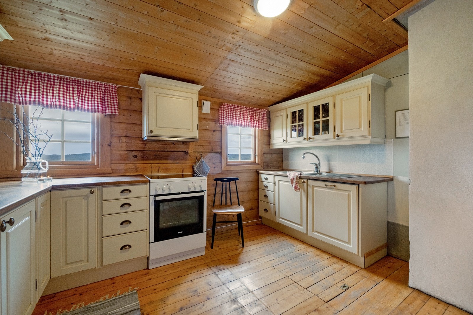 Hytta har innlagt vann og strøm Galleribilde