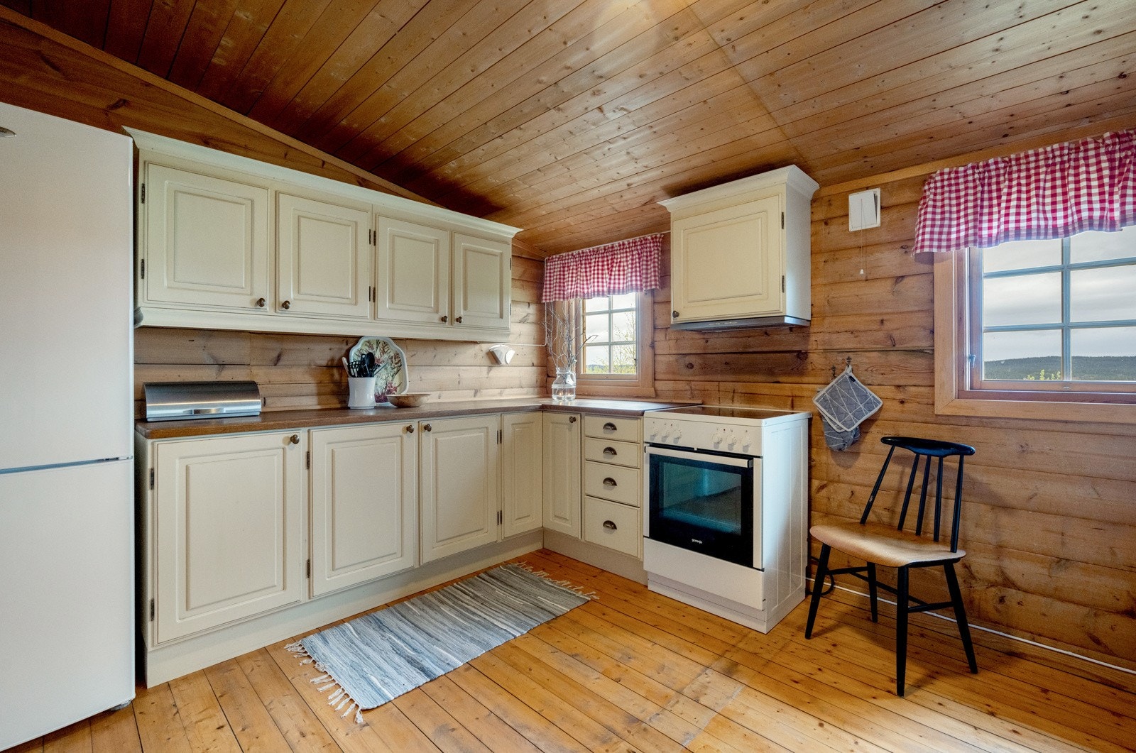 Kjøkkenet har lys innredning med profilerete fronter og godt med både skap - og benkeplass Galleribilde