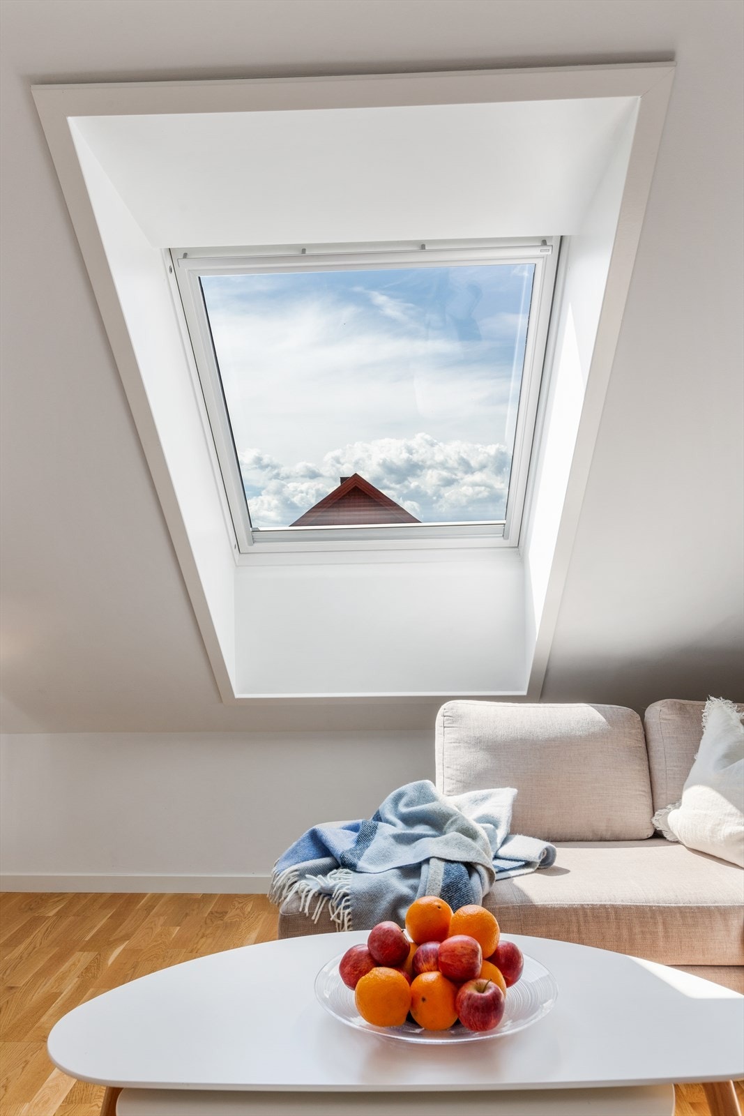 Store vindusflater som gir gode lysforhold. Galleribilde