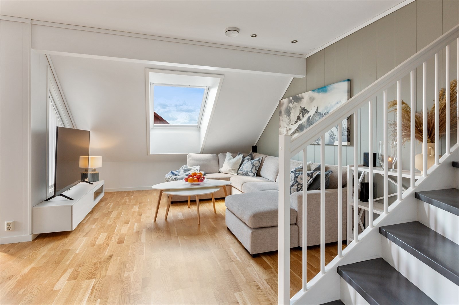 Naturlige soner for salong og spisegruppe. Galleribilde