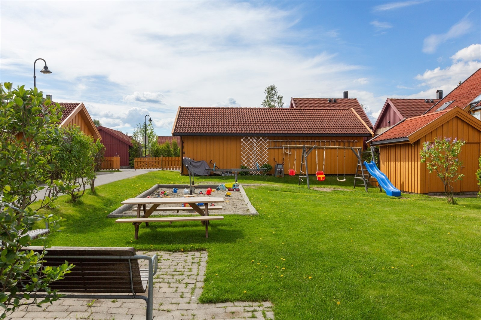 Området har koselige uteplasser med flere sittebenker for de voksne og lekeplass for de minste barna. Galleribilde