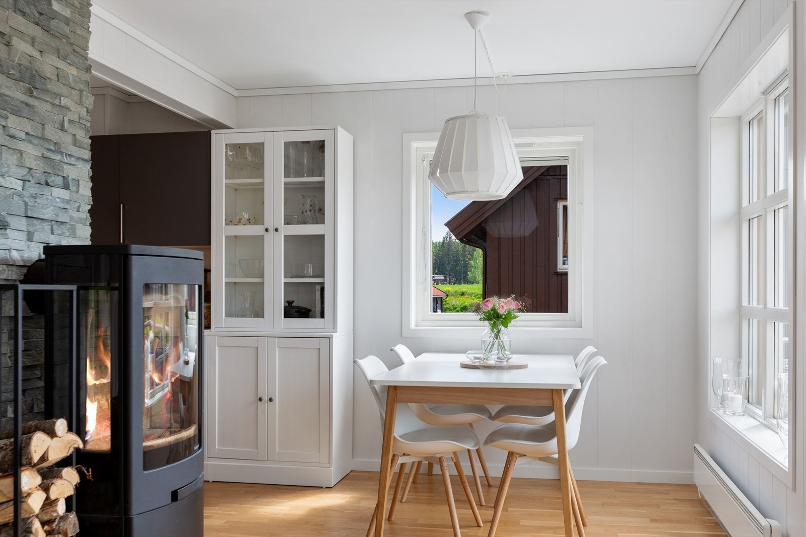 Vedovnen blir et naturlig midtpunkt mellom stue og kjøkken. Galleribilde