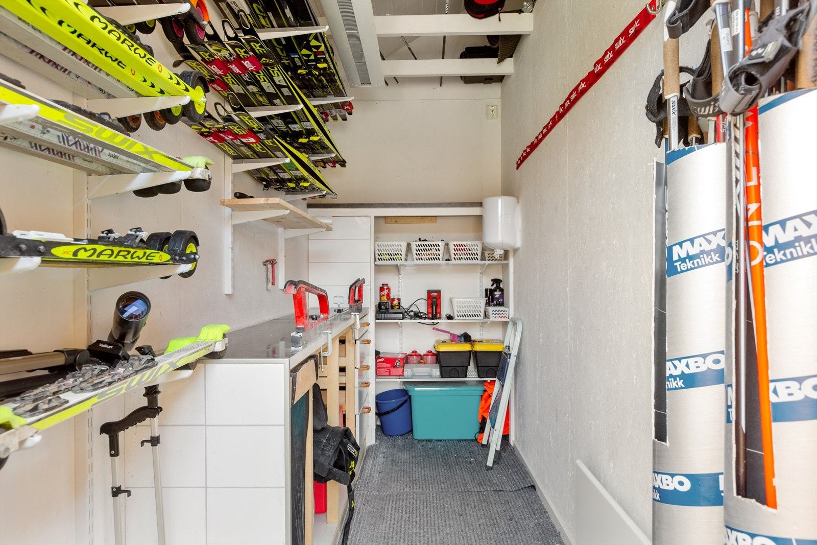 Glimrende skirom for oppbevaring og prepping av ski Galleribilde