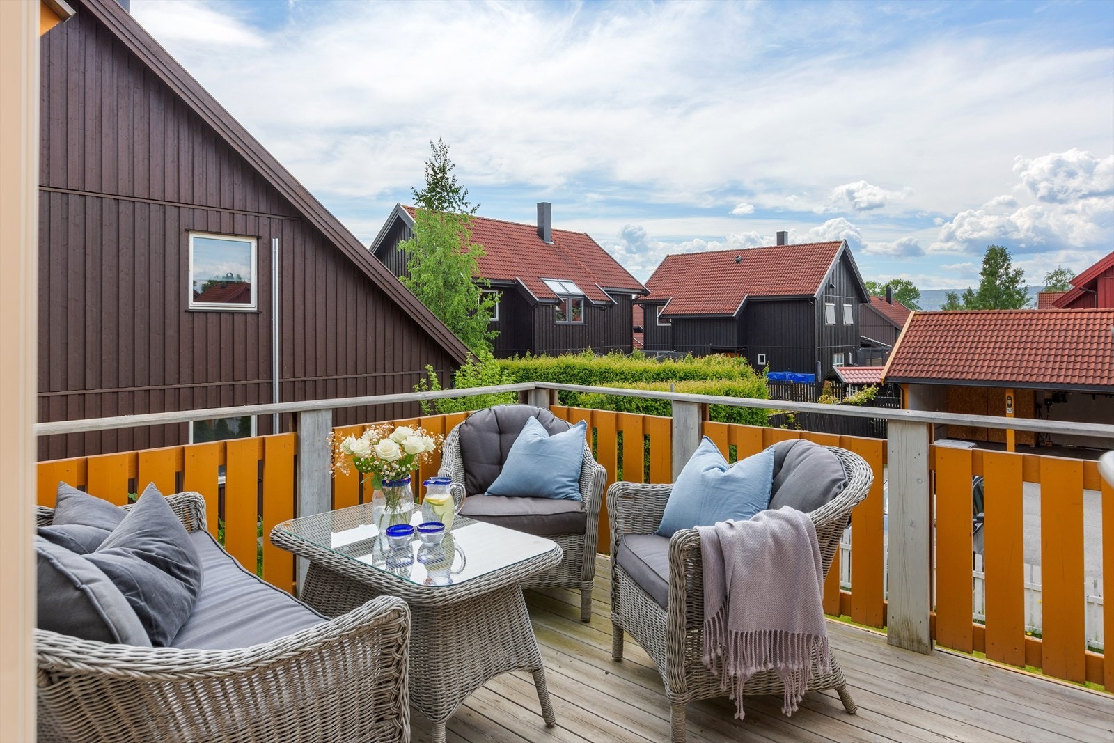 Solrik terrasse med hyggelig utsyn utover nabolaget. Galleribilde