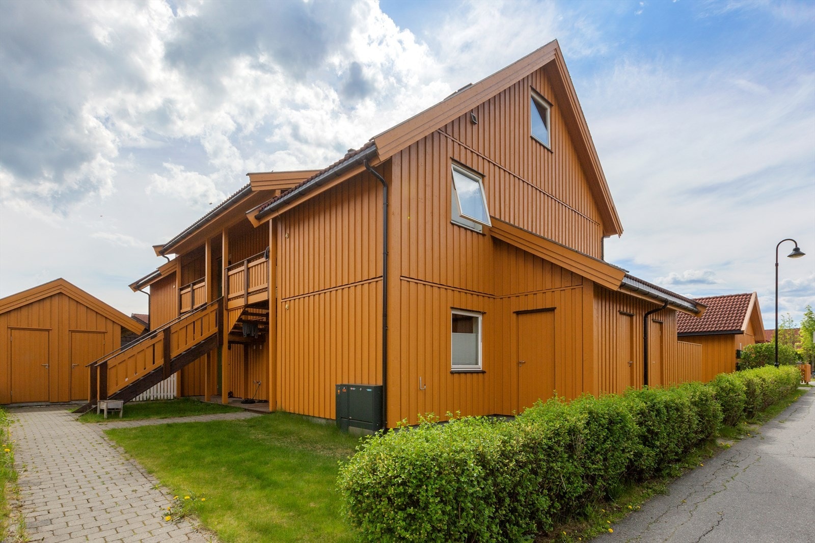 Hagen er rammet inn med hekkeplanter og er delvis inngjerdet. Galleribilde