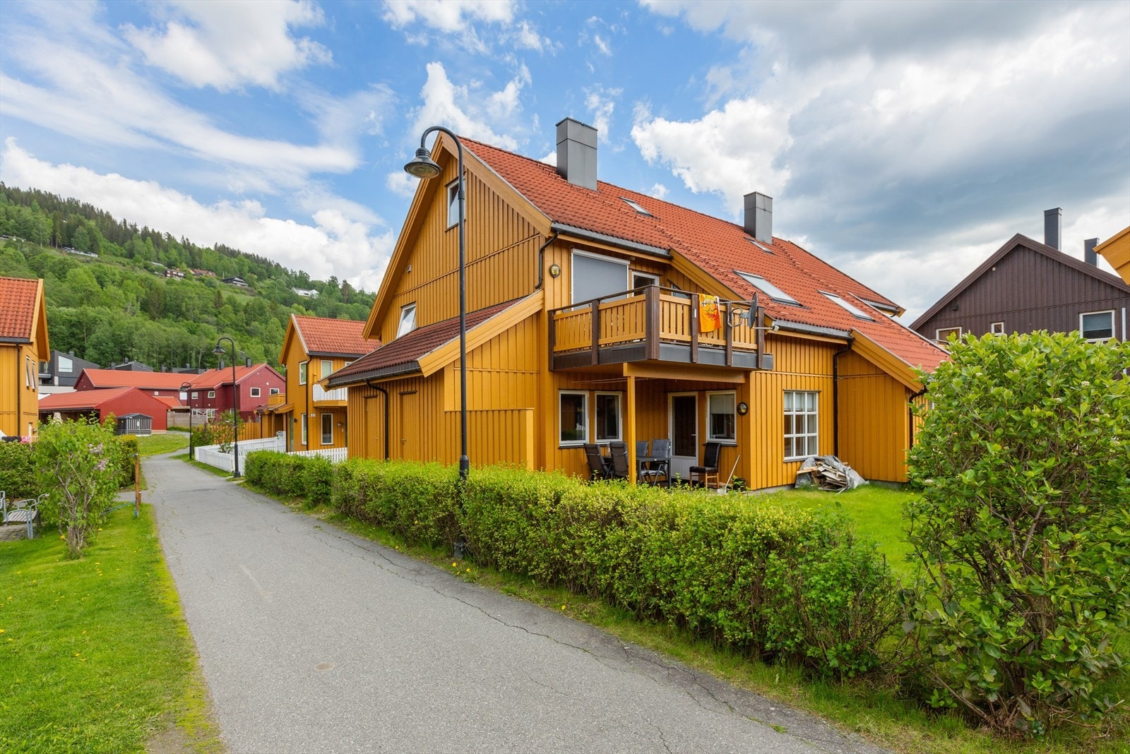 Eiendommen ligger i rolige omgivelser uten gjennomgangstrafikk. Galleribilde