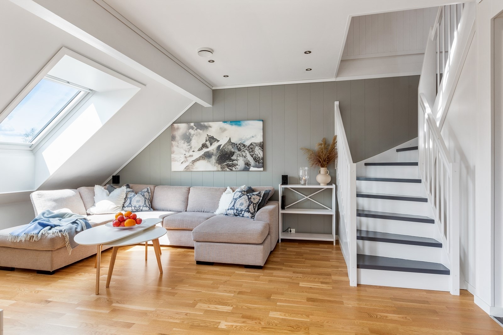 Lyse delikate farger i hele leiligheten. Enkelte rom med downlights. Galleribilde