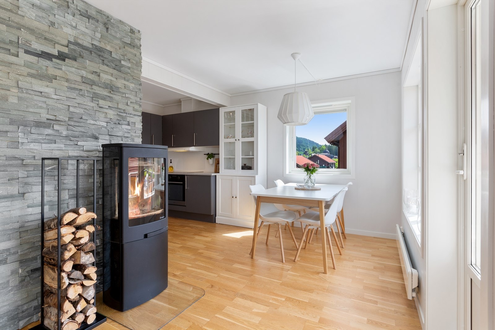 Spisebordet blir et naturlig samlingspunkt for hyggelige sammenkomster. Galleribilde