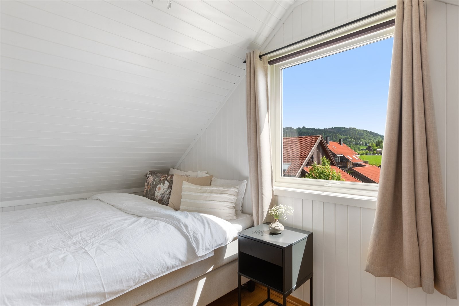 Leiligheten har 2 gode soverom med panel/panelplater på veggene. Galleribilde