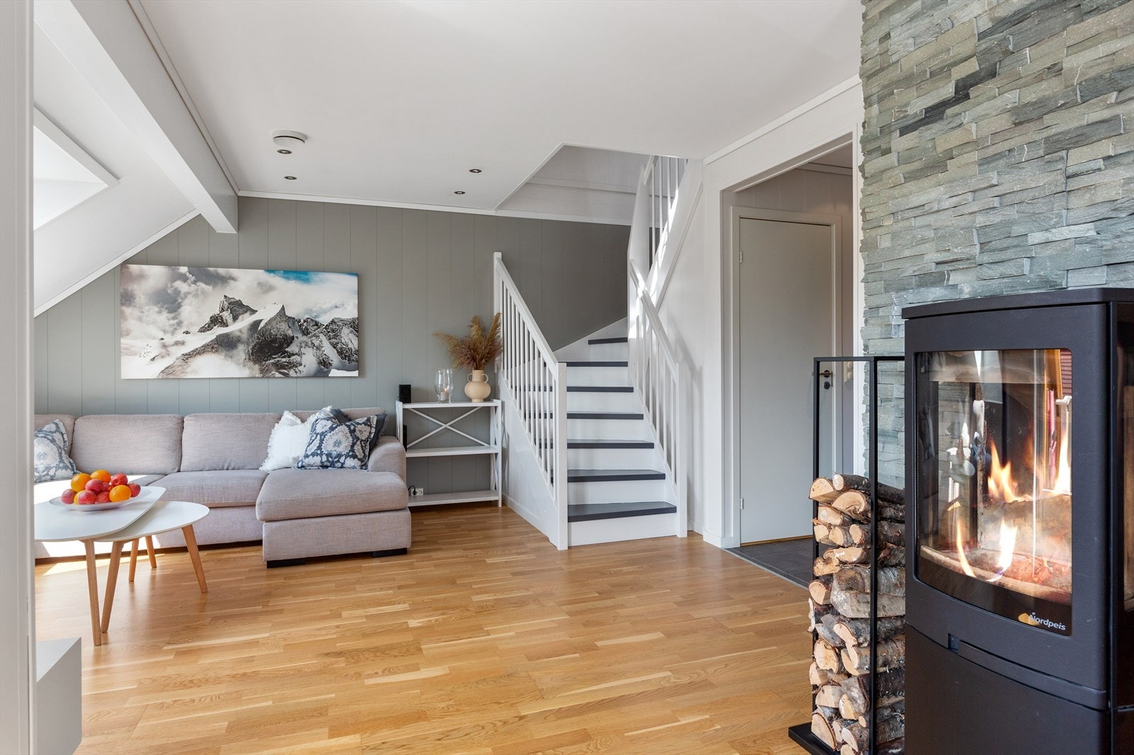 Stue og kjøkken i åpen løsning. Galleribilde