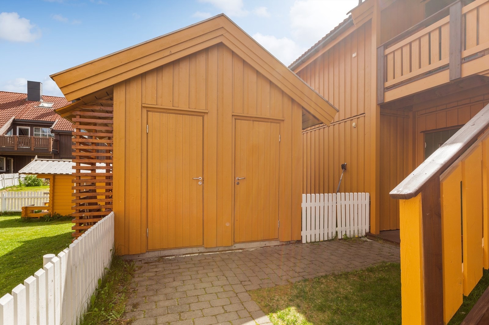 Utvendig sportsbod i tilknytning til inngangspartiet. Galleribilde