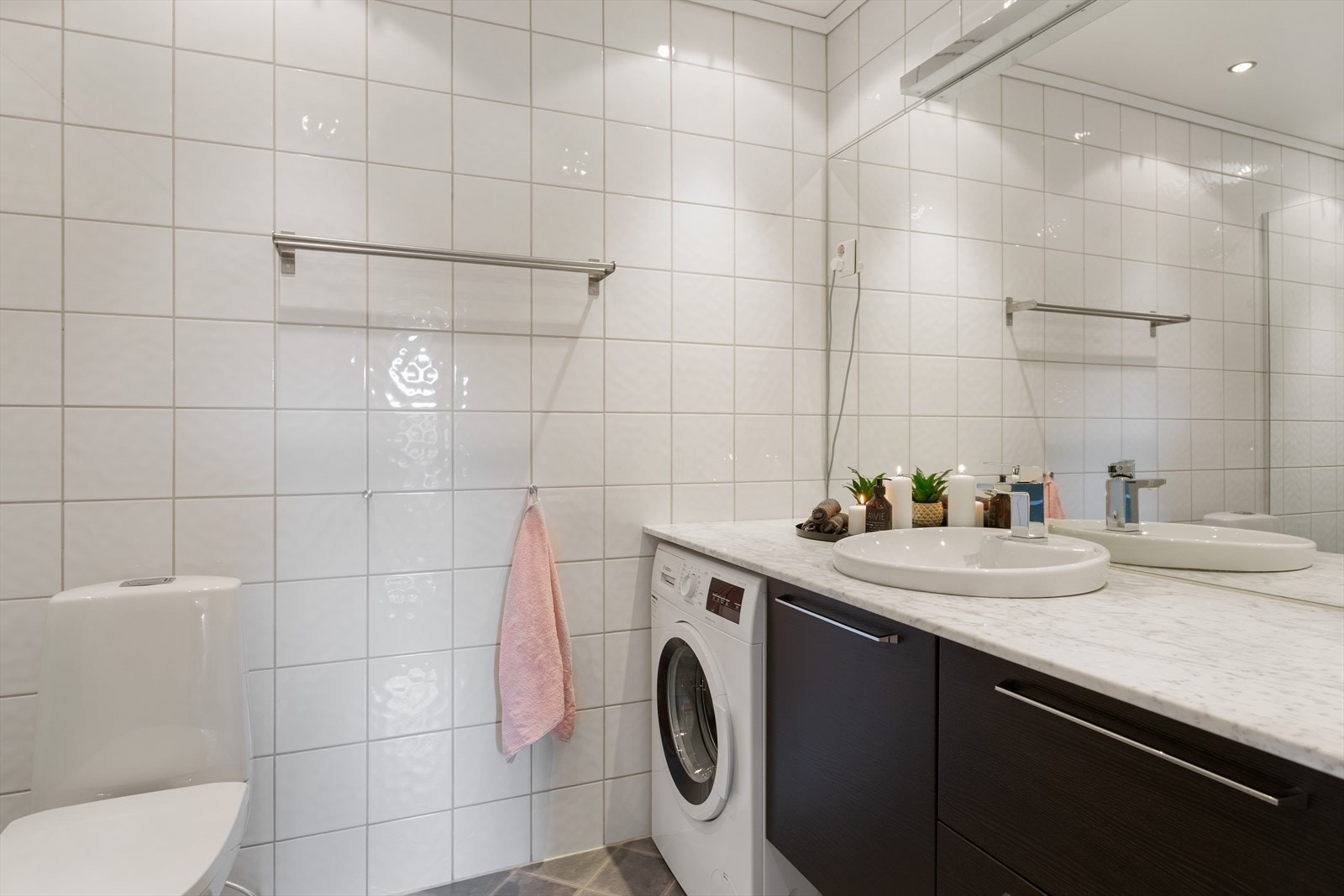 Badet har moderne standard med hvite fliser på veggene og en litt mørkere farge på gulvet. Galleribilde