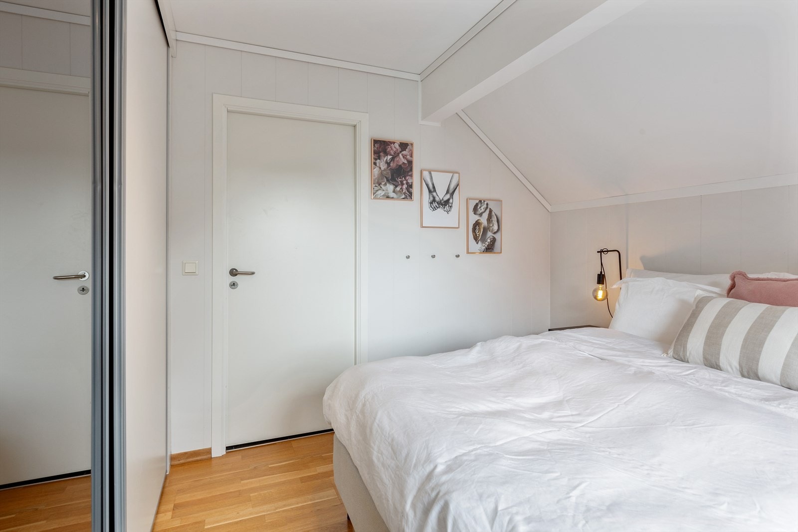 Hovedsoverommet har god plass til dobbeltseng og tilhørende møblement. Galleribilde