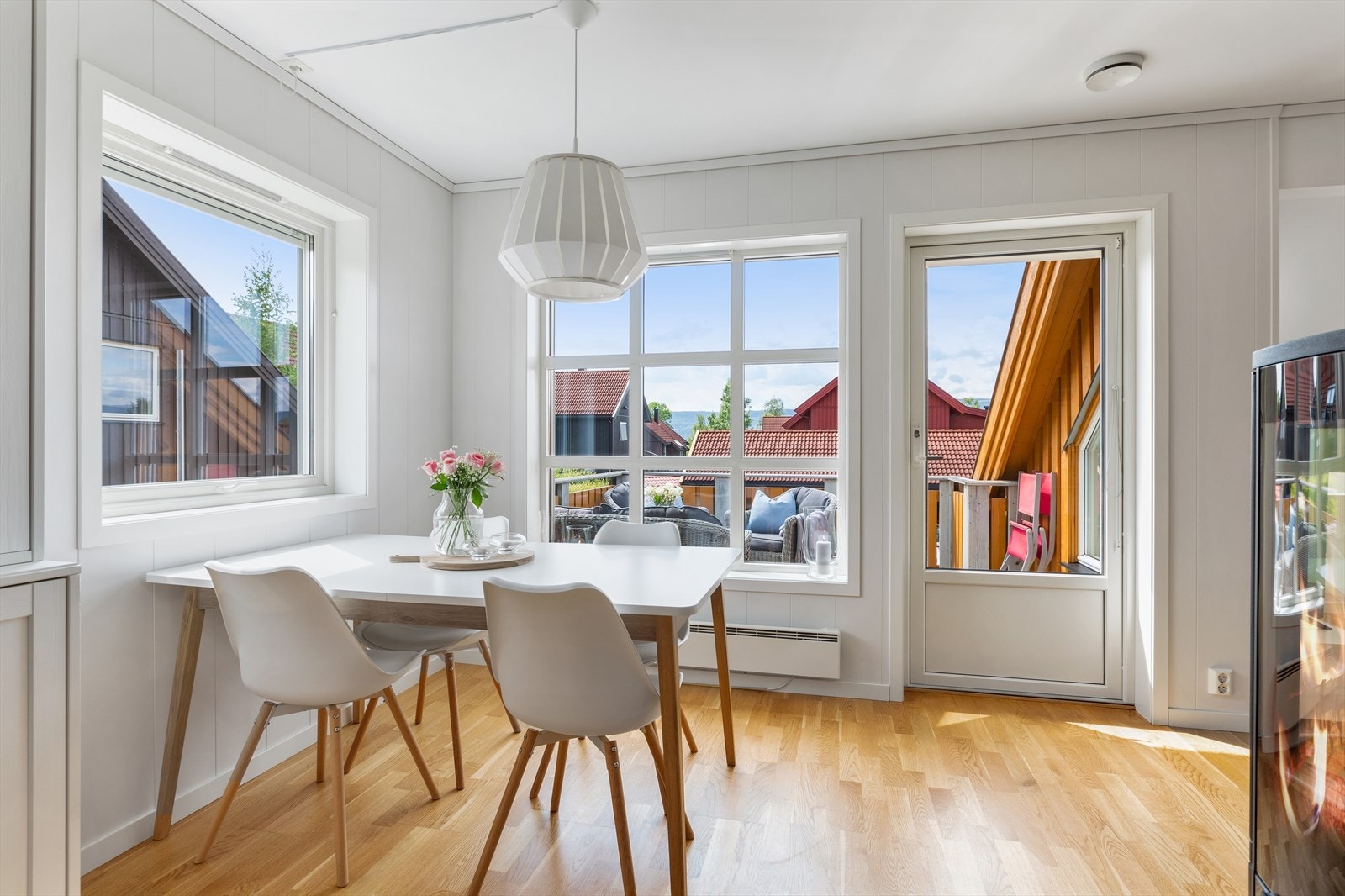 Fra stuen er det adkomst til innbydende veranda med gode solforhold. Galleribilde