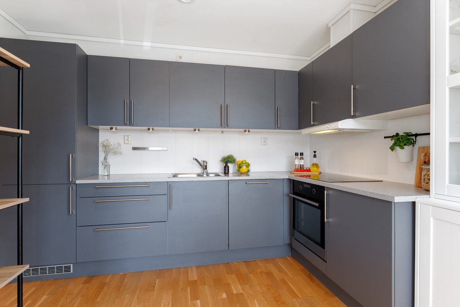 Moderne innredning med glatte fronter og laminat benkeplate. Galleribilde