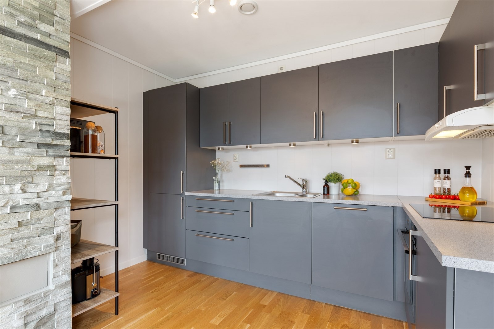 Integrerte hvitevarer som komfyr, platetopp, oppvaskmaskin og kjøleskap med fryser. Galleribilde