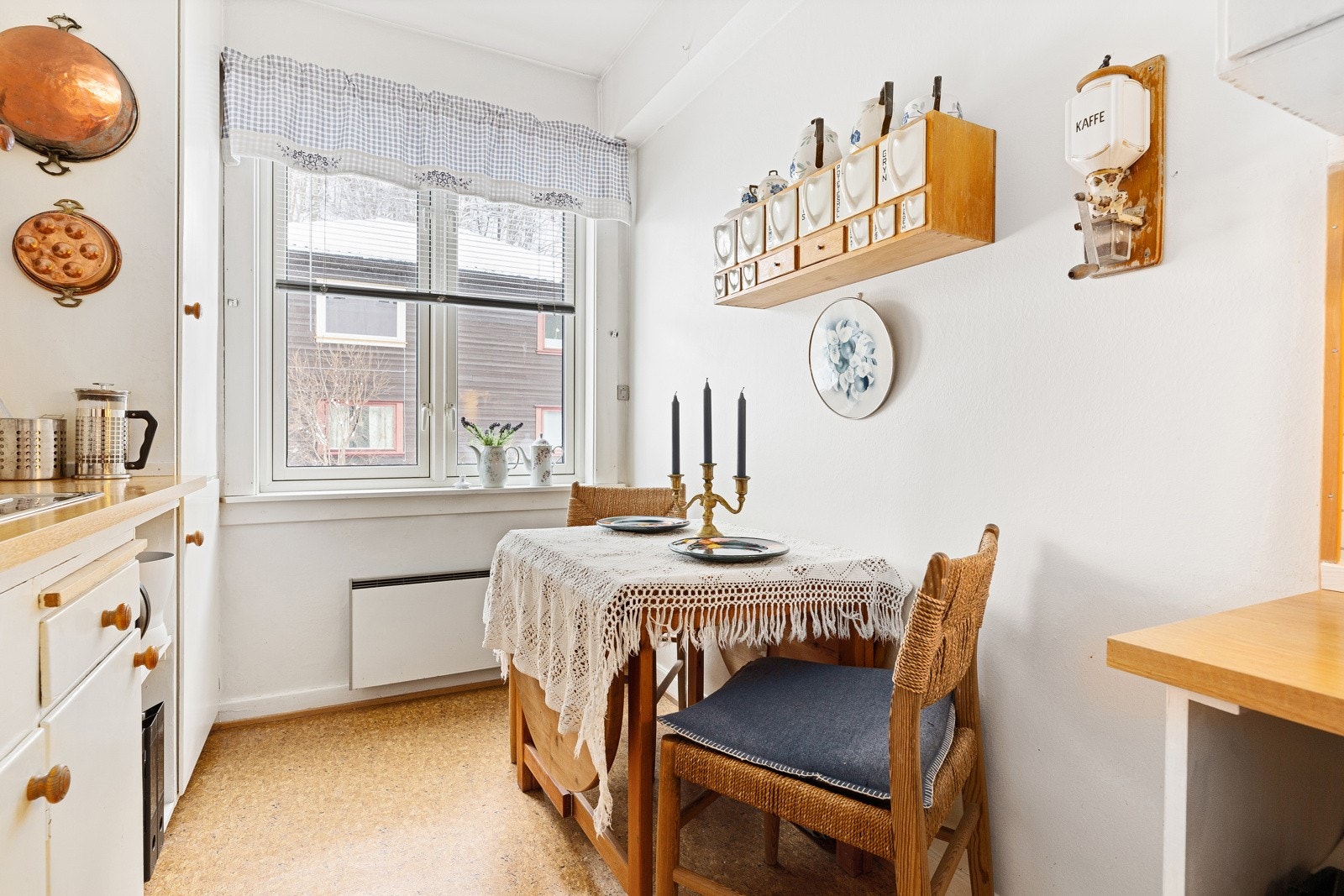 Det er plass til kjøkkenbord ved vinduet Galleribilde