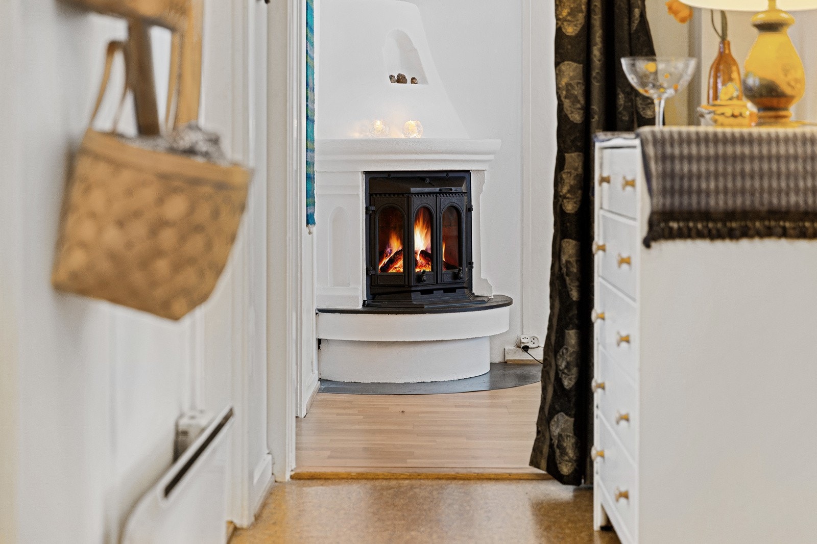 Stuen er utstyrt med en koselig peisovn Galleribilde