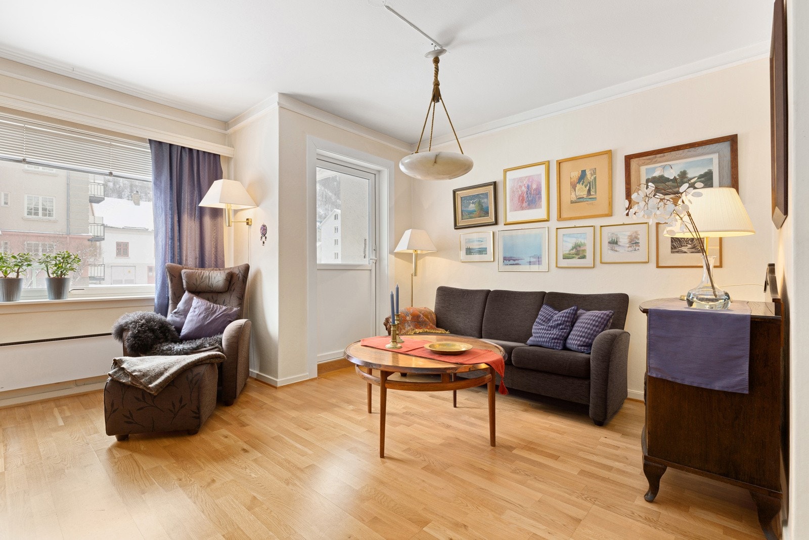 Fra stuen er det egen utgang til en liten balkong Galleribilde