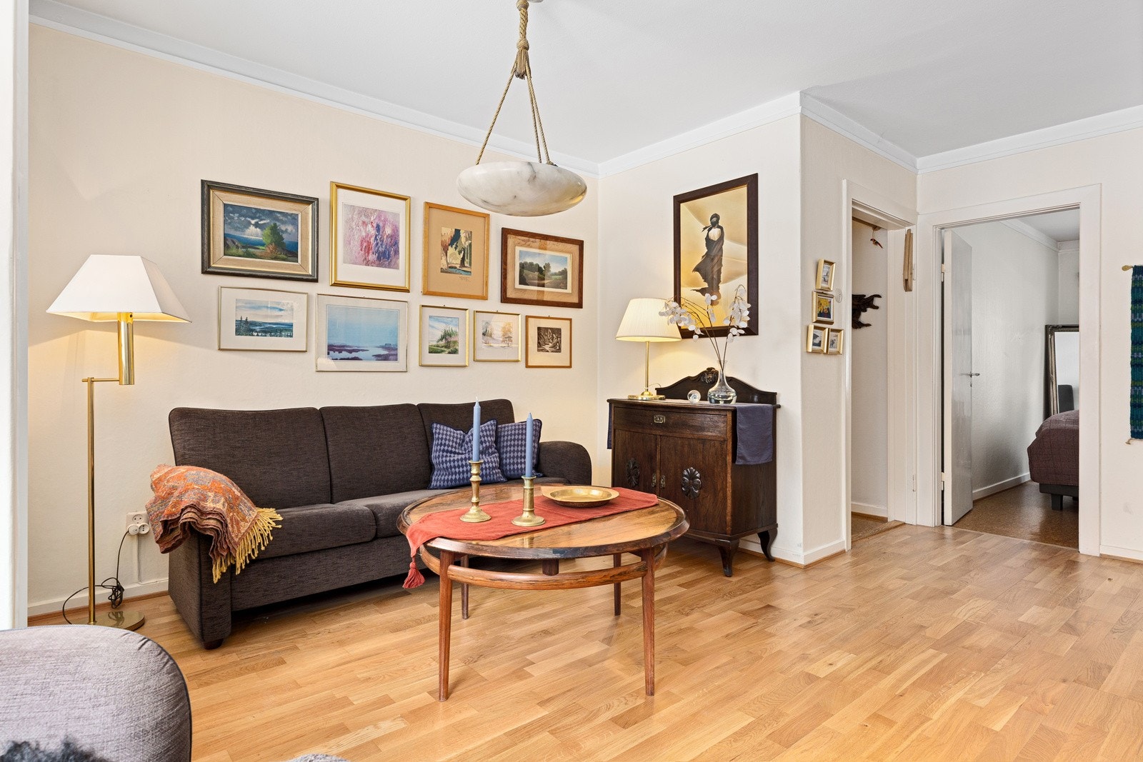 Leiligheten har en lys og romslig stue Galleribilde