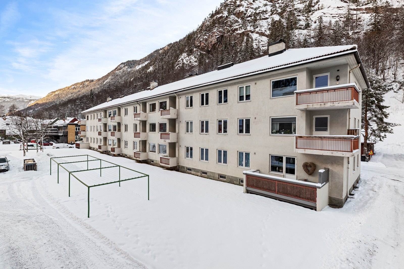 Eiendommen har en sentrumsnær beliggenhet på Rjukan (leiligheten ligger i 1. etg. omtrent midt i bygget Galleribilde