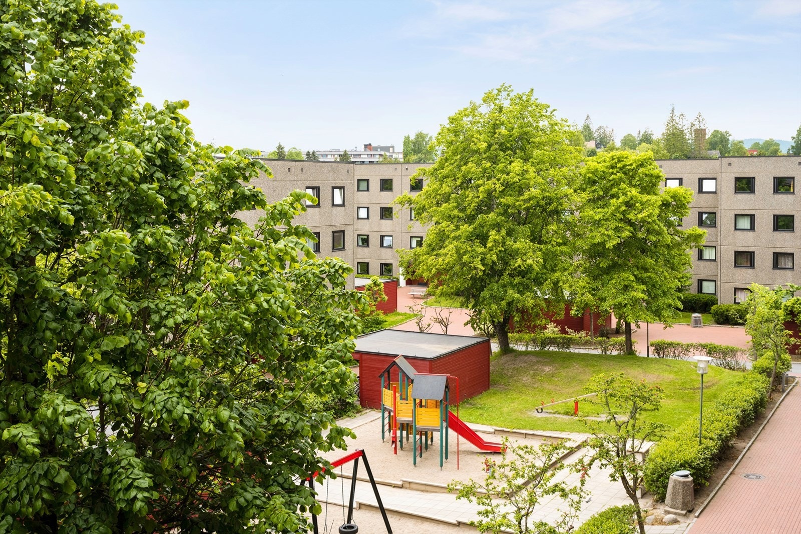 Høyt og fritt beliggende med flott utsyn over borettslagets fellesområder. Galleribilde