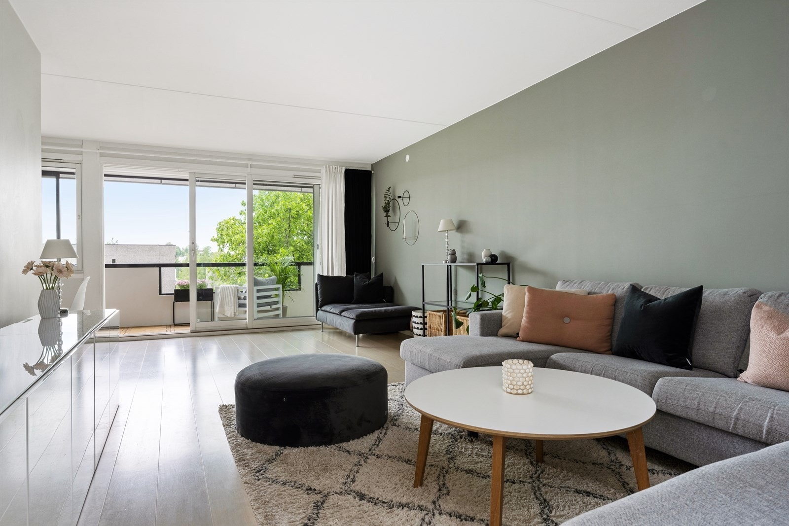 Stor og lys stue med delikate farge- og materialvalg. Galleribilde