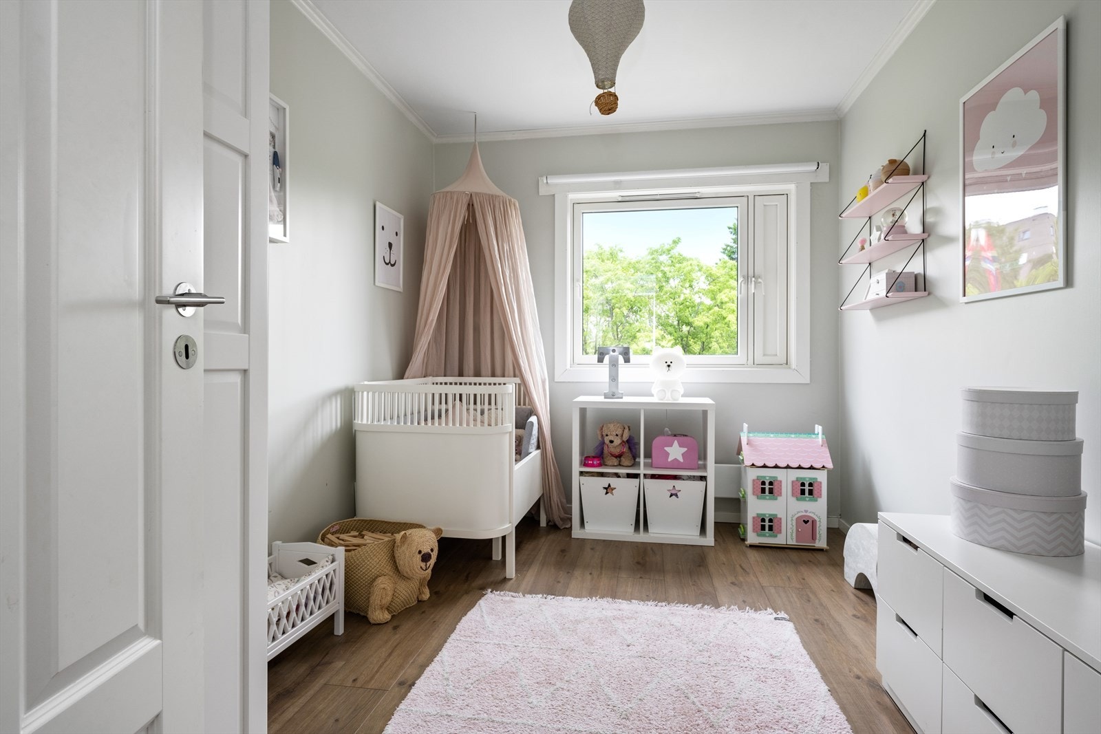 Soverom 3 har god plass til seng, nattbord og garderobeskap. Galleribilde