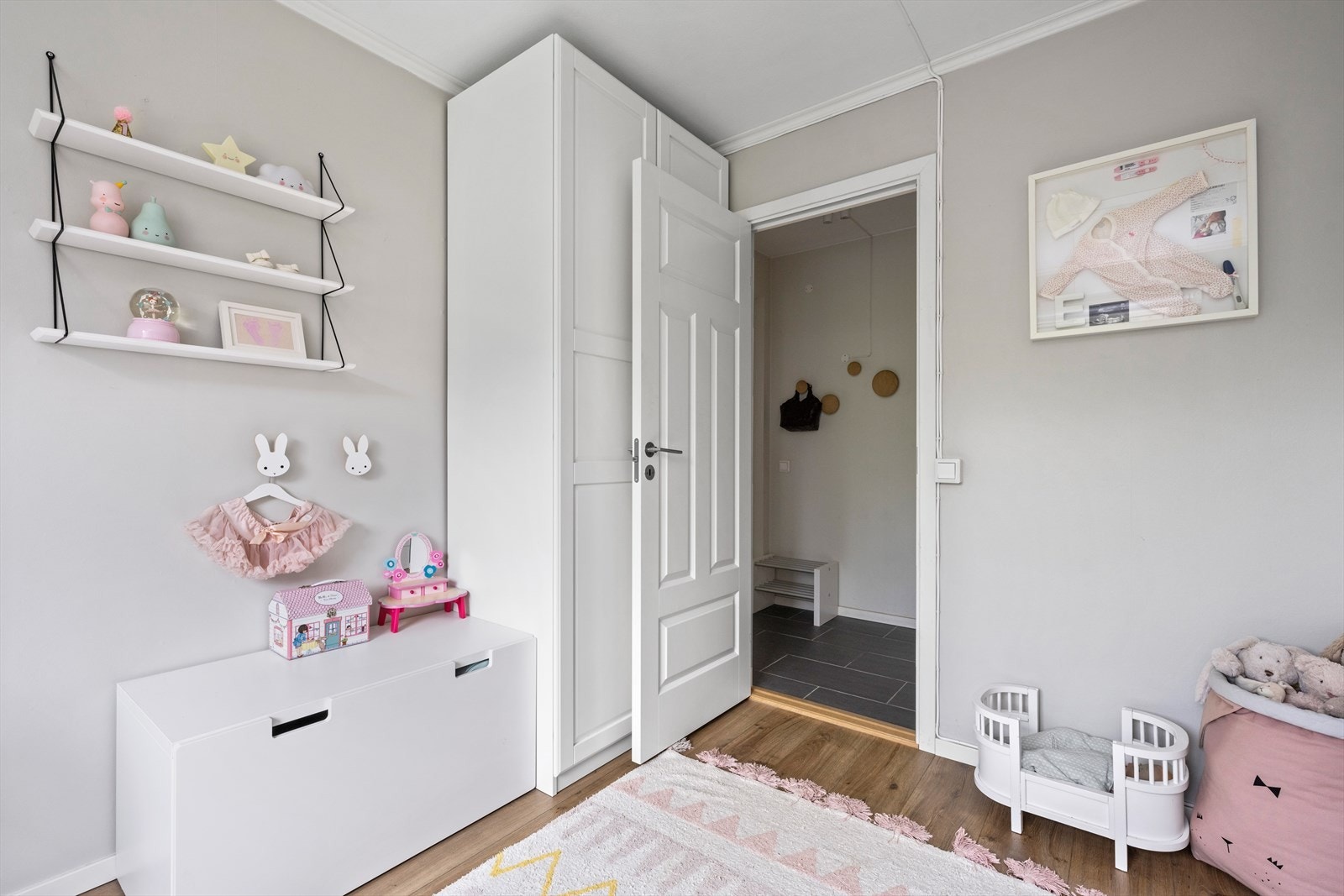 Fin plass til seng, garderobeskap og annet ønsket møblement. Galleribilde