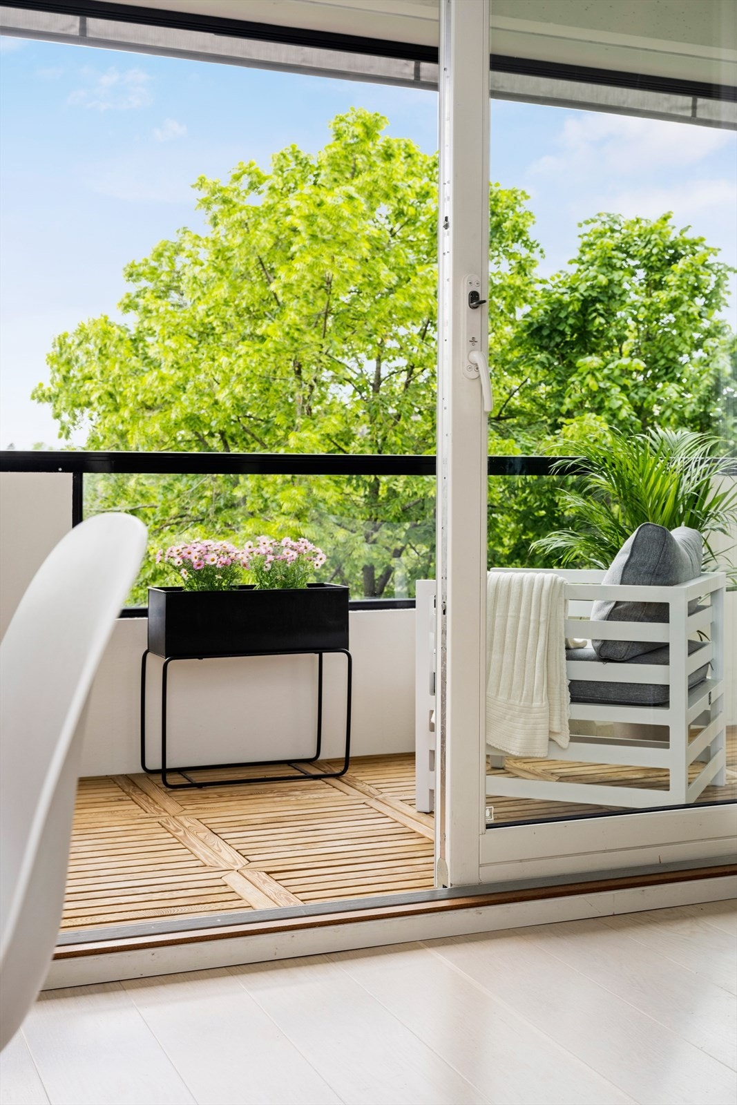 Fra stuen er det utgang til en innglasset, sydvestvendt balkong på ca. 10 kvm med gode solforhold og fint utsyn. Galleribilde