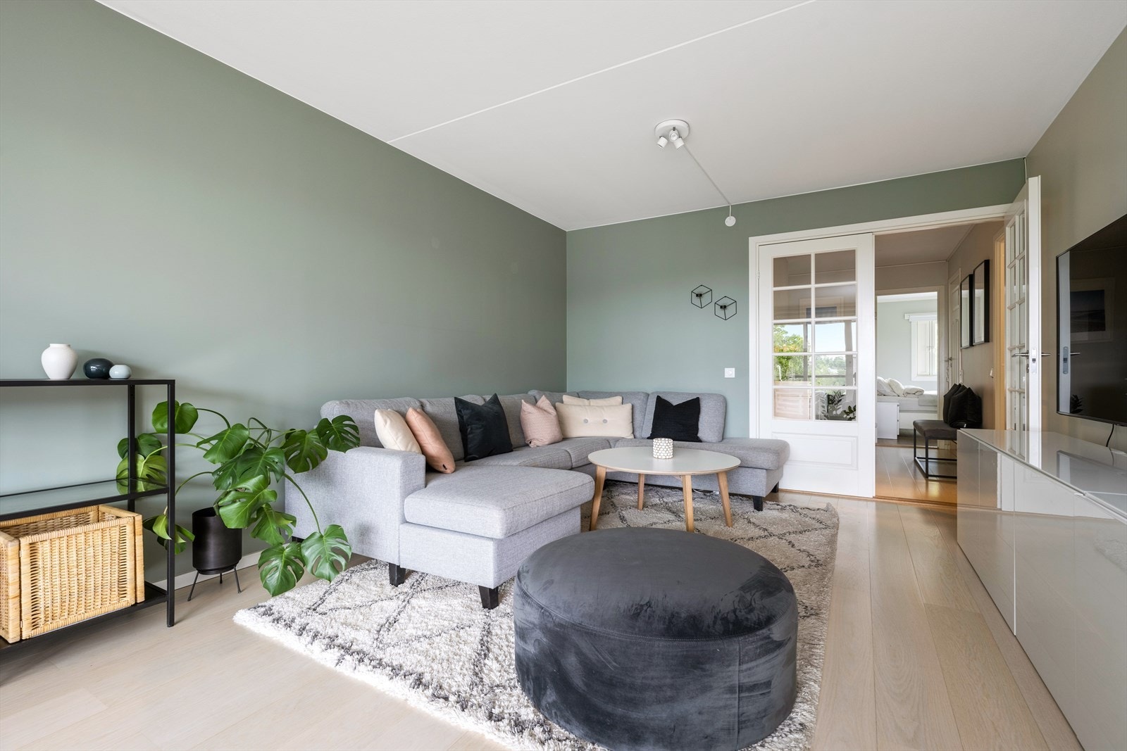 Innbydende stueavdeling med malte veggflater i en behagelig og trendy grønnfarge. Her er det fine innredningsmuligheter. Galleribilde