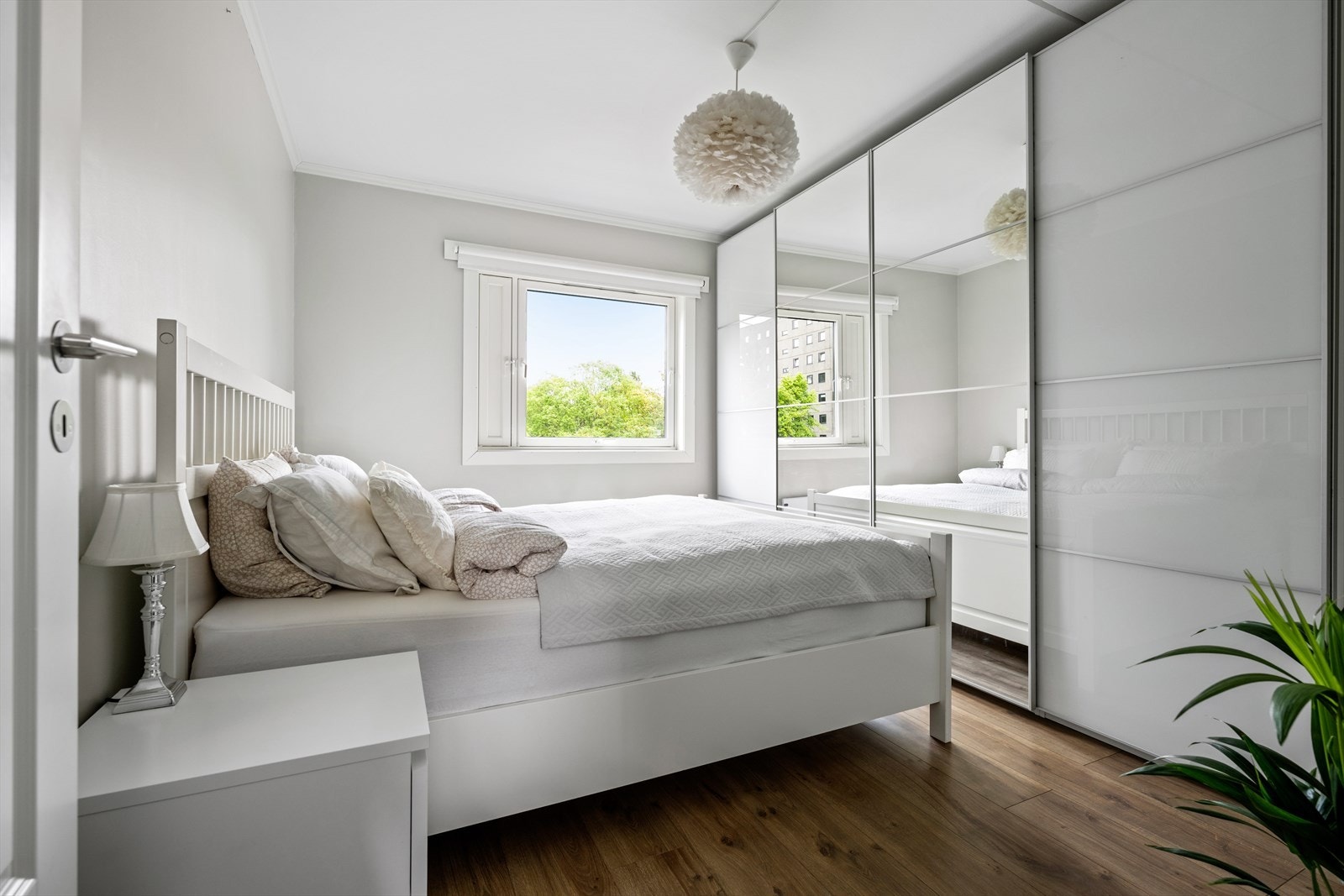 Garderobeplassen er sikret i en stor skyvedørsgarderobe som går helt opp til taket for maksimal utnyttelse. Galleribilde