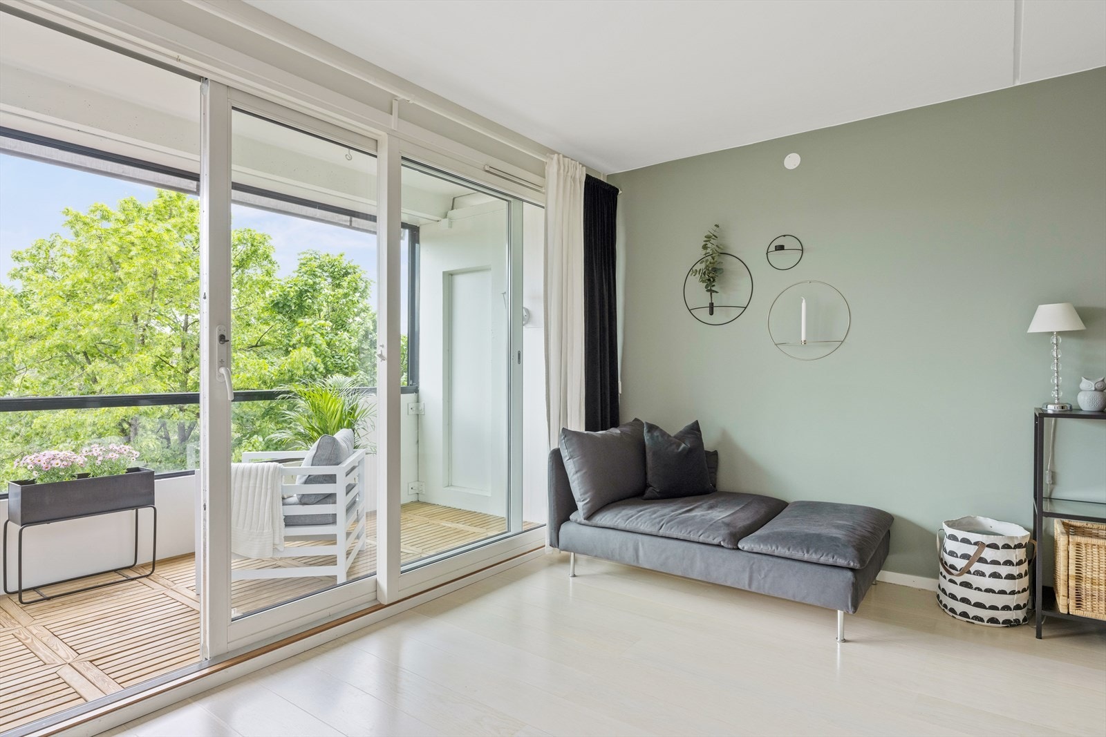 Store vindusflater sikrer gode lysforhold. På balkongen er det montert en elektrisk markise som enkelt skjermer for solen om nødvendig. Galleribilde