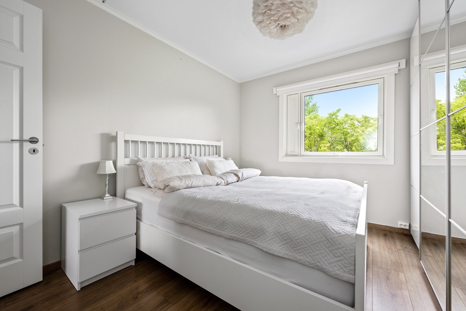 Lyst og pent innredet hovedsoverom med fin plass til dobbeltseng og nattbord. Galleribilde