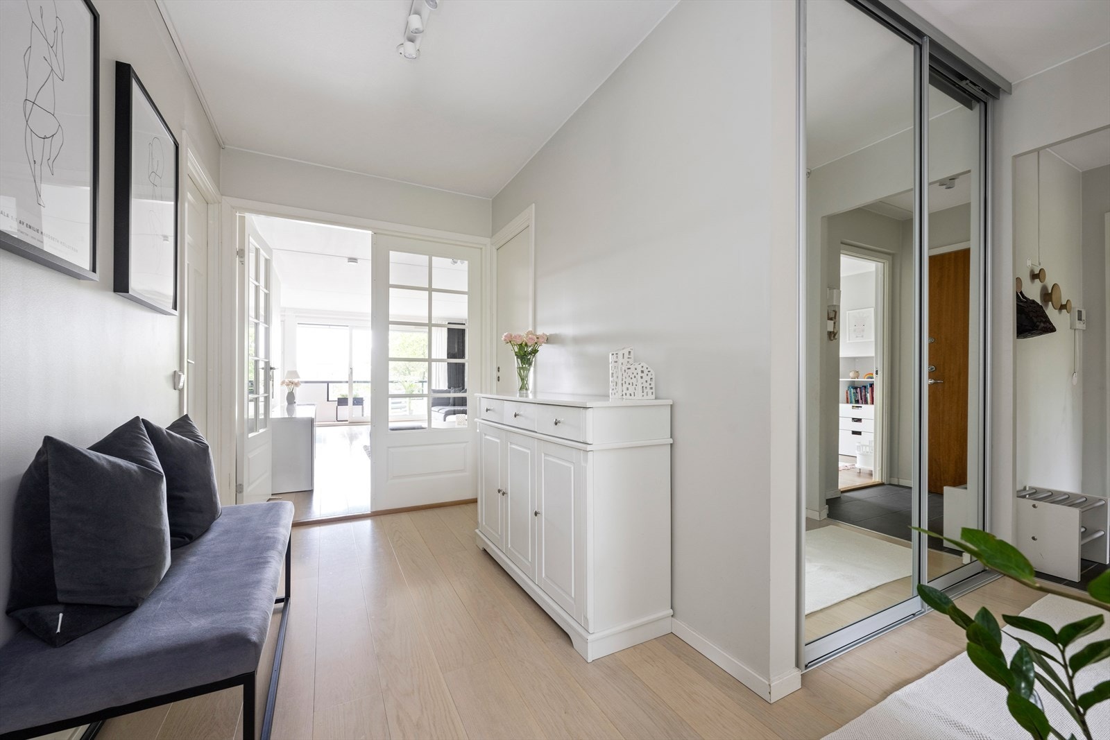Leilighetens første rom er en innbydende entré med skyvedørsgarderobe og adkomst til garderoberom. Galleribilde
